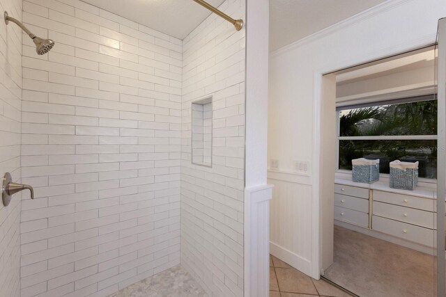 9122 16th Avenue Cir NW, Bradenton, FL 34209 - full bath with a tile shower, crown molding, and a wainscoted wall