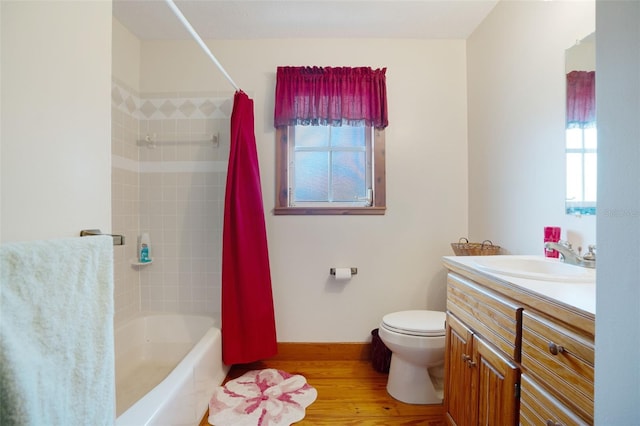 5034 257th St E, Myakka City, FL 34251 - bathroom featuring vanity, shower / bathtub combination with curtain, and wood finished floors