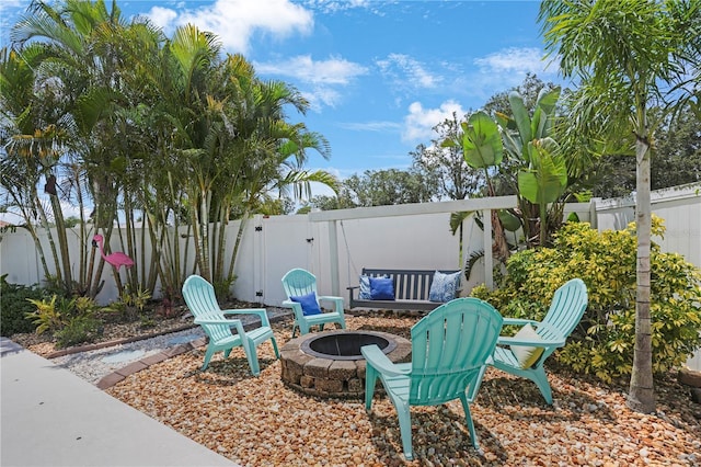 5419 Lakehurst Ct, Palmetto, FL 34221 - fenced backyard with an outdoor fire pit