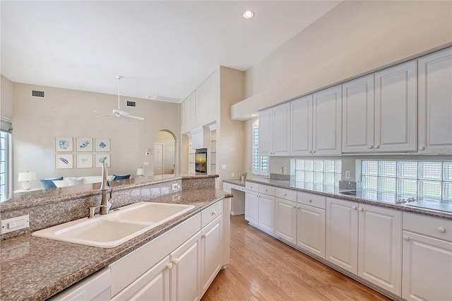 5839 Los Verdes Ct, Bradenton, FL 34210 - kitchen with open floor plan, arched walkways, ceiling fan, light wood-type flooring, and recessed lighting