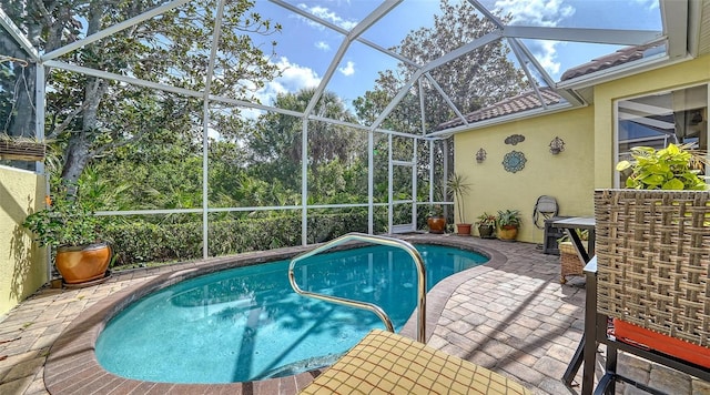 8183 Nice Way, Sarasota, FL 34238 - swimming pool with a patio and glass enclosure