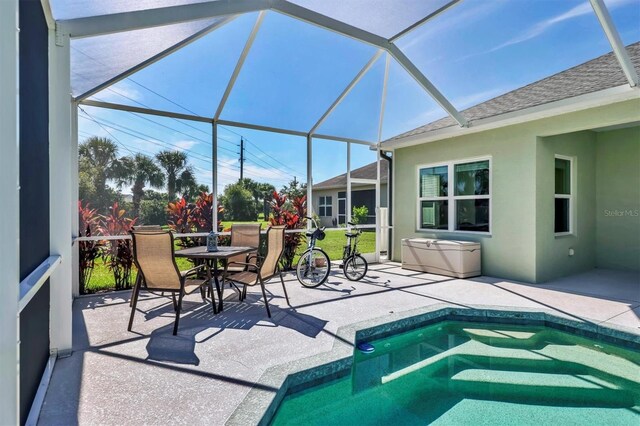 5333 Tide Point Way, Bradenton, FL 34208 - outdoor pool with a patio area, a jacuzzi, outdoor dining area, and glass enclosure