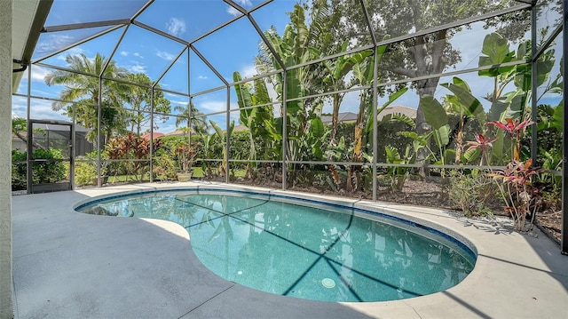 7717 US Open Loop, Lakewood Ranch, FL 34202 - swimming pool with glass enclosure and a patio