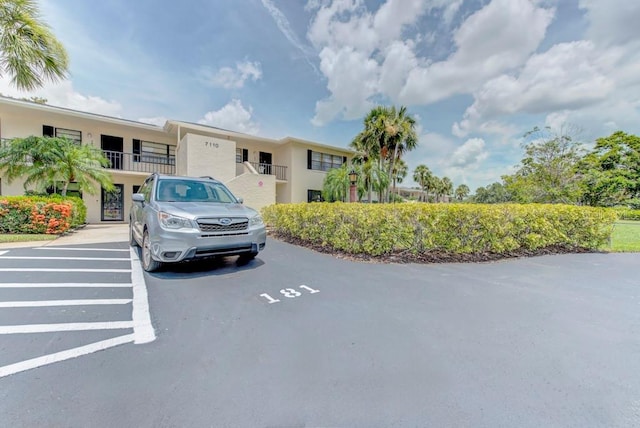 7110 Fairway Bend Ln Unit 181, Sarasota, FL 34243 - view of front facade featuring uncovered parking and stucco siding