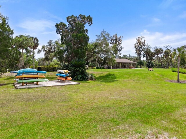 918 Fernleaf Run, Bradenton, FL 34212 - surrounding community with a yard