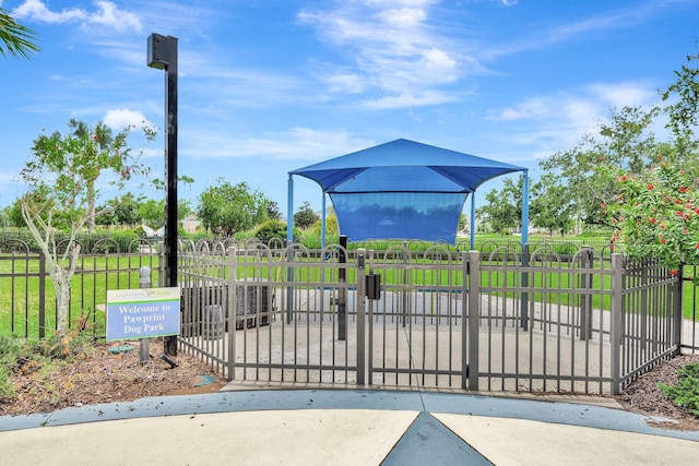 5005 Torrey Pines Run, Bradenton, FL 34211 - surrounding community with a gate