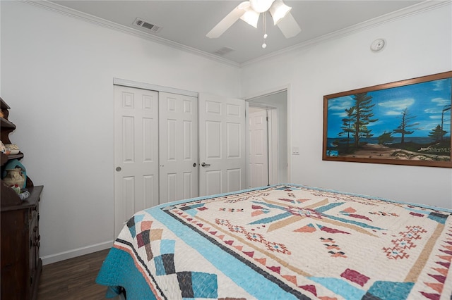6710 36th Ave E Unit 114, Palmetto, FL 34221 - bedroom featuring dark wood-type flooring, crown molding, a closet, and ceiling fan