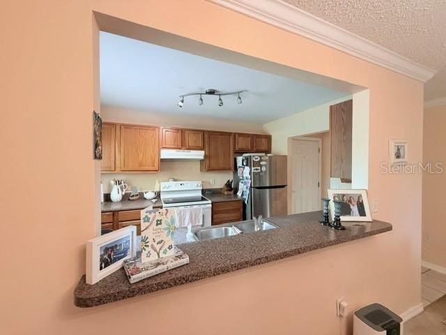 1959 Toucan Way Unit 206, Sarasota, FL 34232 - kitchen featuring freestanding refrigerator, electric stove, under cabinet range hood, crown molding, and a peninsula
