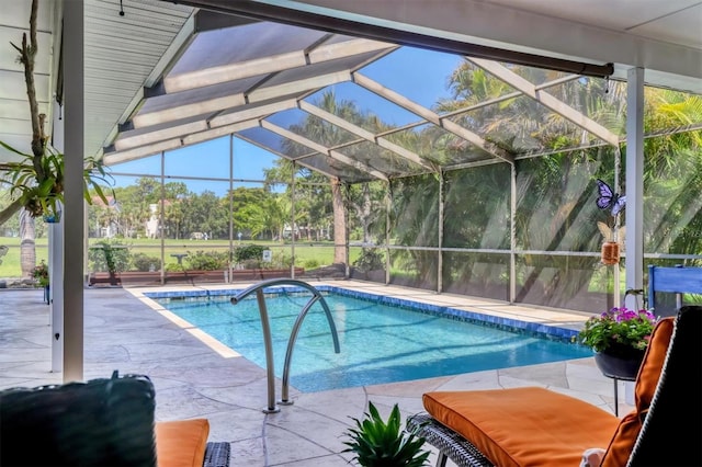 3636 Torrey Pines Blvd, Sarasota, FL 34238 - swimming pool with a patio area and glass enclosure