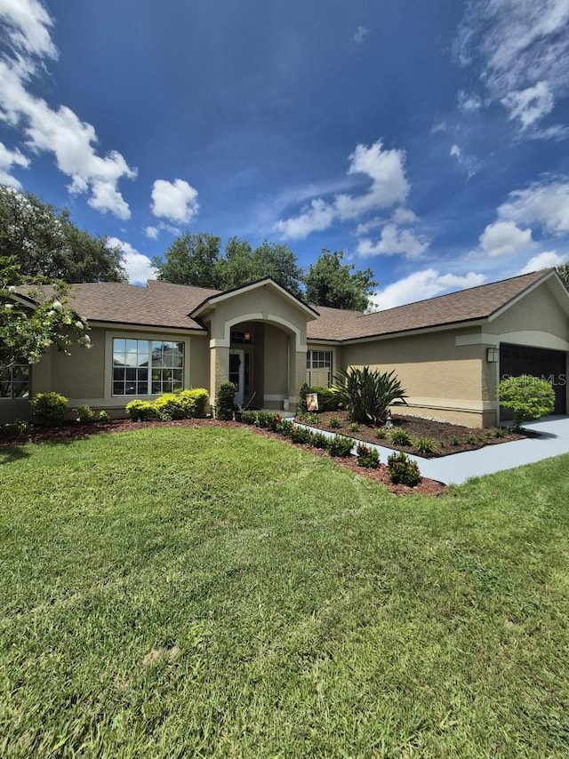 15917 Mercott Ct, Clermont, FL 34714 - ranch-style home featuring stucco siding, an attached garage, and a front yard