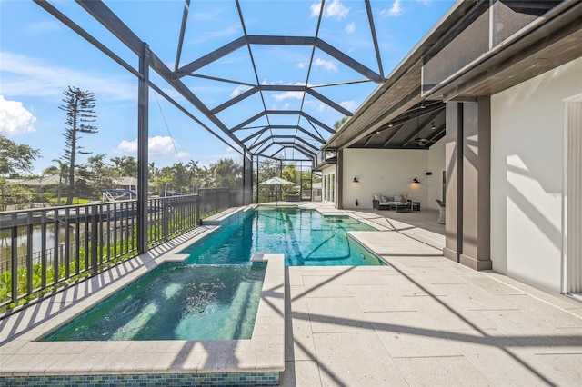 5569 Cape Leyte Dr, Sarasota, FL 34242 - view of swimming pool featuring a pool with connected hot tub, a patio area, a lanai, and ceiling fan