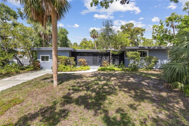 2850 Bon Air Ave, Sarasota, FL 34234 - mid-century inspired home featuring a sunroom and a front yard