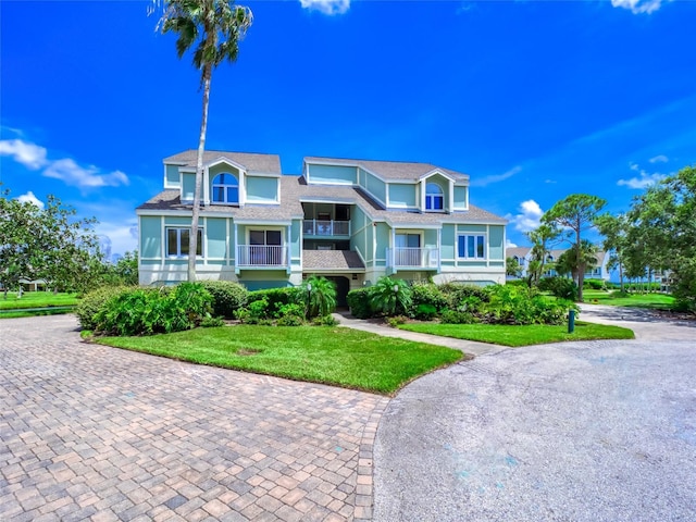 123 Tidy Island Blvd, Bradenton, FL 34210 - view of front of house featuring stucco siding, a front yard, and roof with shingles