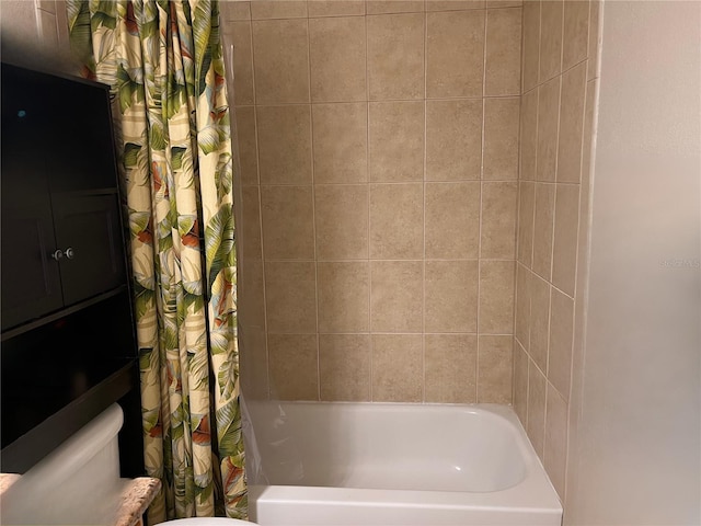 900 La Costa Cir Unit 4, Sarasota, FL 34237 - full bathroom featuring shower / bath combination with curtain and toilet