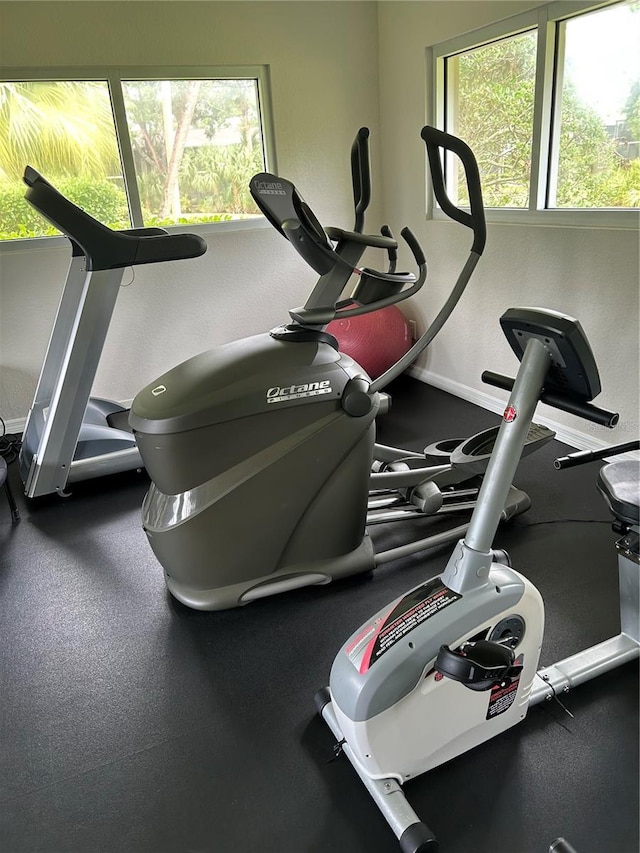 900 La Costa Cir Unit 4, Sarasota, FL 34237 - workout area featuring baseboards