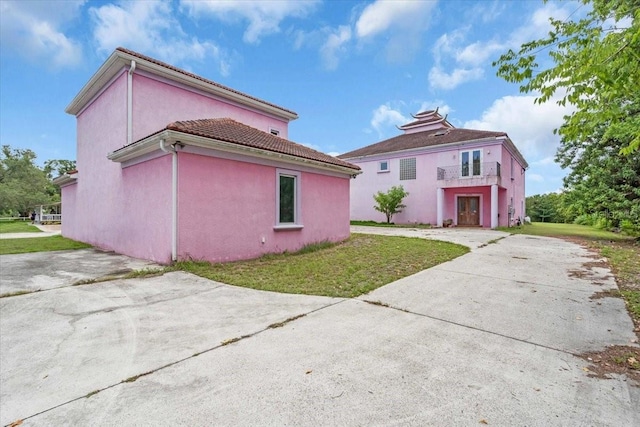 4105 37th St E, Bradenton, FL 34208 - view of side of property with a lawn, stucco siding, and concrete driveway