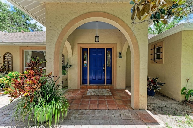 3217 Oak Grove Dr, Sarasota, FL 34243 - entrance to property featuring stucco siding and a shingled roof