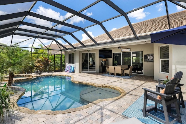 8840 Brookfield Ter, Bradenton, FL 34212 - view of swimming pool with a patio area, a ceiling fan, a pool with connected hot tub, outdoor dining space, and glass enclosure