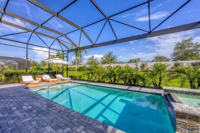 8209 Redonda Loop, Lakewood Ranch, FL 34202 - outdoor pool featuring a patio area, an in-ground hot tub, and glass enclosure