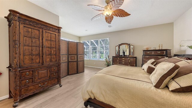 7915 Kavanagh Ct, Sarasota, FL 34240 - bedroom featuring light wood finished floors and ceiling fan