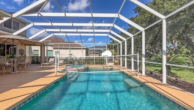 7915 Kavanagh Ct, Sarasota, FL 34240 - view of pool featuring a patio area, a pool with connected hot tub, and a lanai