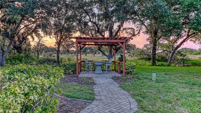 7915 Kavanagh Ct, Sarasota, FL 34240 - surrounding community featuring a lawn, a patio, and a pergola