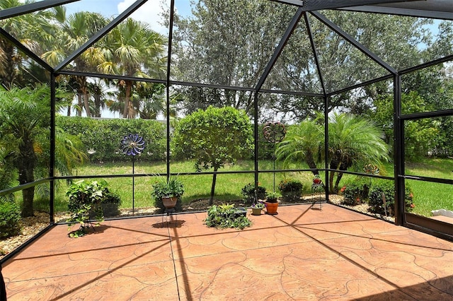 6214 45th Ln E, Bradenton, FL 34203 - unfurnished sunroom featuring a water view