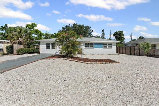 1404 Dartmouth Dr, Bradenton, FL 34207 - ranch-style home featuring driveway