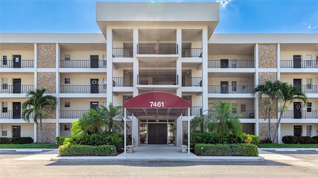 7461 W Country Club Dr N Unit 206, Sarasota, FL 34243 - photo 1