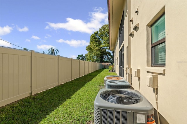 2415 Bayshore Gardens Pkwy Unit 2, Bradenton, FL 34207 - view of yard
