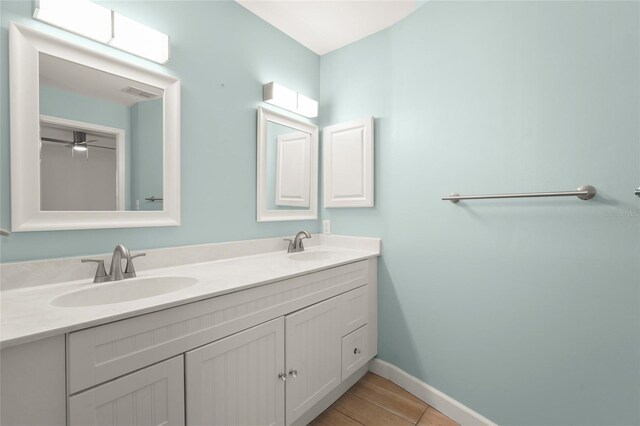 4333 Trails Dr Unit 10-1, Sarasota, FL 34232 - full bath featuring double vanity and baseboards