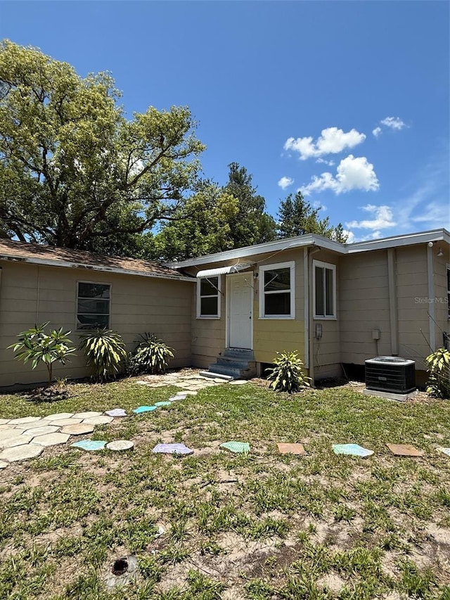 1132 26th Ave S, Saint Petersburg, FL 33705 - view of front of home with entry steps and a front yard