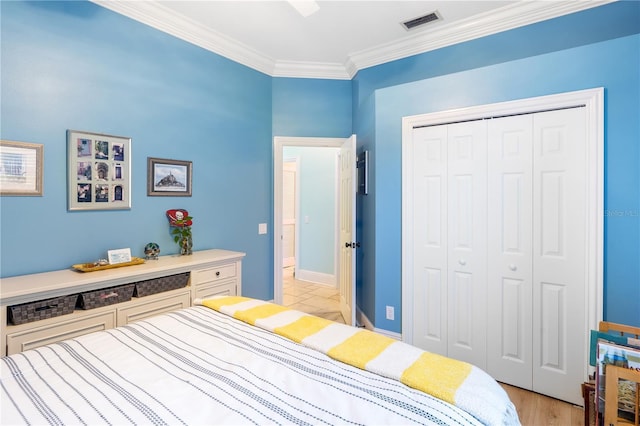 7521 Aralia Way, Seminole, FL 33777 - bedroom with a closet and ornamental molding