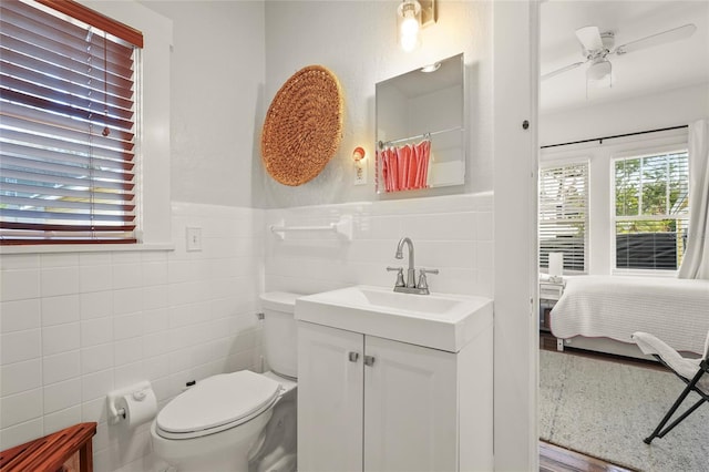 403 29th St NW, Bradenton, FL 34205 - full bathroom featuring tile walls, vanity, ensuite bath, ceiling fan, and curtained shower