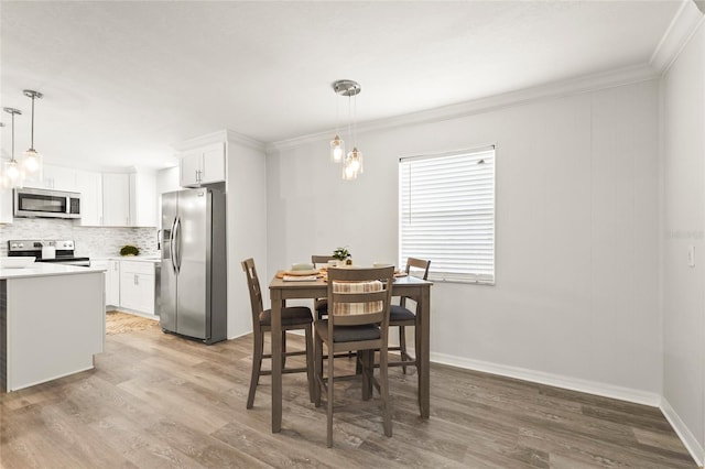 1008 37th St W, Bradenton, FL 34205 - dining space featuring light wood finished floors and ornamental molding