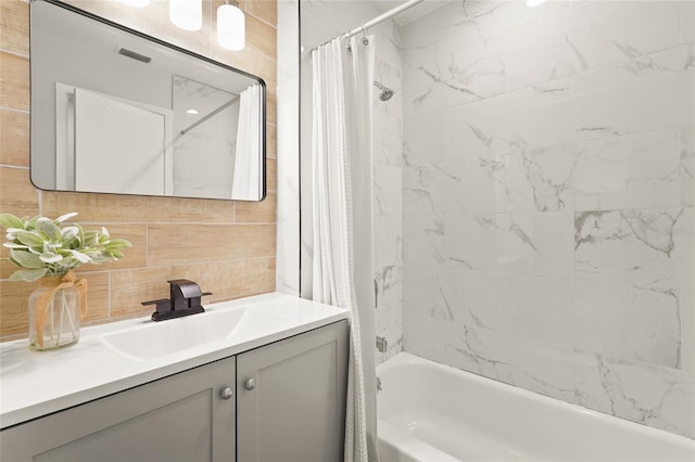 1008 37th St W, Bradenton, FL 34205 - full bath featuring vanity, tasteful backsplash, and shower / bath combo with shower curtain