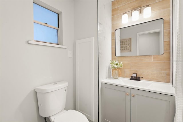 1008 37th St W, Bradenton, FL 34205 - bathroom with tasteful backsplash and vanity