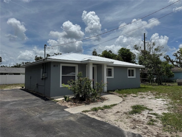 811 24th Street Ct E, Bradenton, FL 34208 - view of front facade with stucco siding and a metal roof