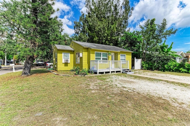 1701 13th St W, Bradenton, FL 34205 - view of front facade featuring a wooden deck and a front yard