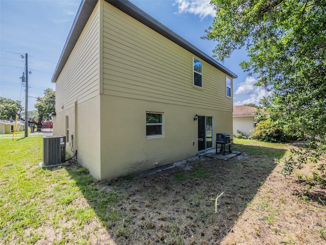 938 Mansfield Rd, Tavares, FL 32778 - rear view of property featuring stucco siding and a lawn