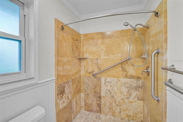 1674 Cottonwood Trl, Sarasota, FL 34232 - bathroom with a tile shower, crown molding, and plenty of natural light