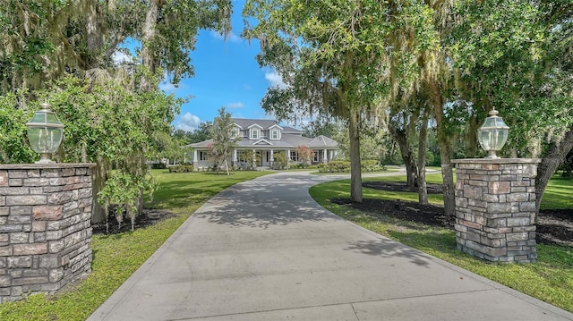 6050 Saddle Oak Trl, Sarasota, FL 34241 - view of front of property with a front lawn and curved driveway