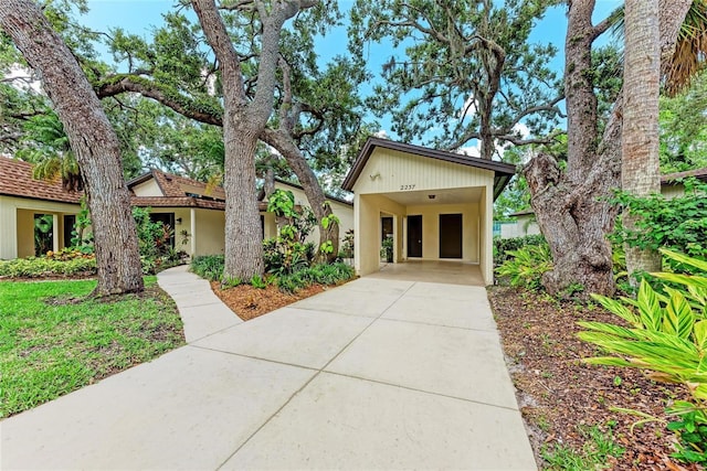 2237 Circlewood Dr Unit 18, Sarasota, FL 34231 - mid-century modern home with driveway and stucco siding