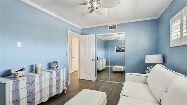 1257 S Portofino Dr Unit 306, Sarasota, FL 34242 - living room featuring a ceiling fan, dark wood-style floors, and ornamental molding