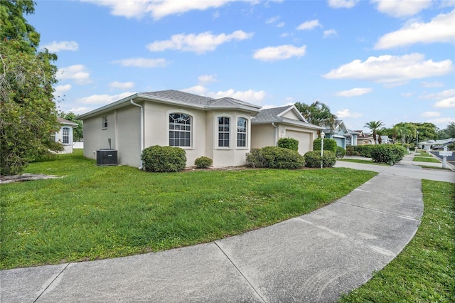 1042 Whitegate Ct, Sarasota, FL 34232 - view of side of property featuring a garage, stucco siding, a lawn, and driveway