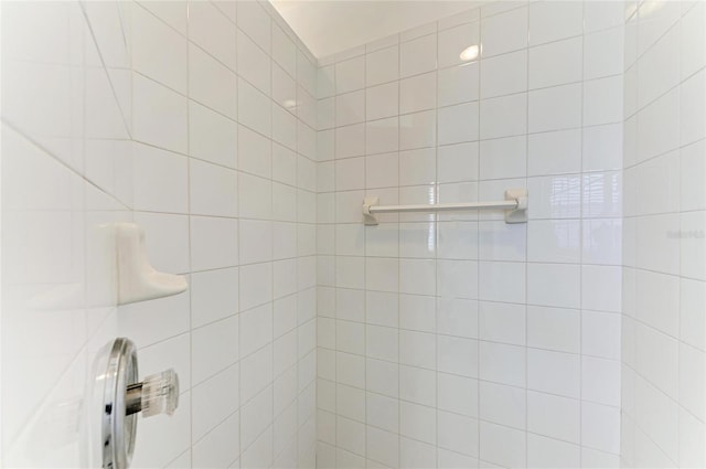 7824 48th Pl E, Bradenton, FL 34203 - bathroom featuring a tile shower