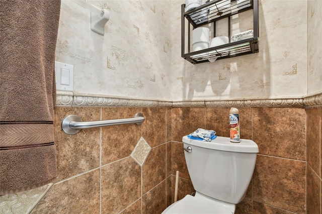 1415 Millbrook Cir, Bradenton, FL 34212 - half bath with a wainscoted wall and tile walls
