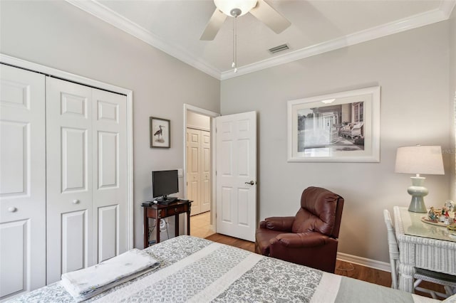 1415 Millbrook Cir, Bradenton, FL 34212 - bedroom featuring a closet, ornamental molding, wood finished floors, and ceiling fan