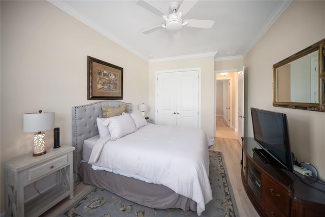 4735 Cassio Ct, Bradenton, FL 34211 - bedroom with light wood-style floors, a closet, crown molding, and ceiling fan