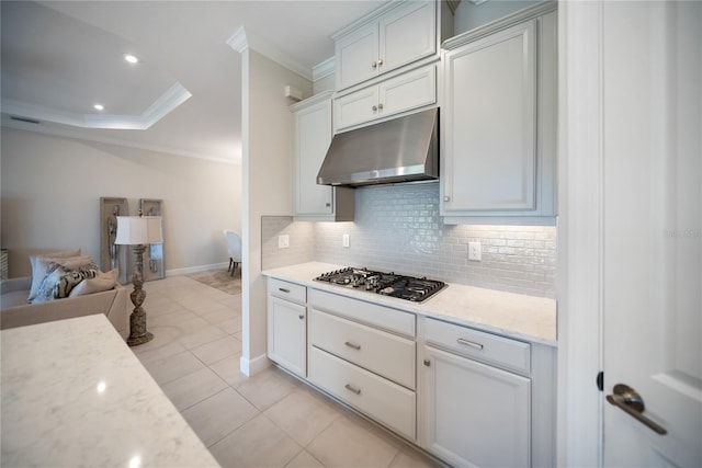 4735 Cassio Ct, Bradenton, FL 34211 - kitchen with stainless steel gas stovetop, under cabinet range hood, ornamental molding, decorative backsplash, and open floor plan